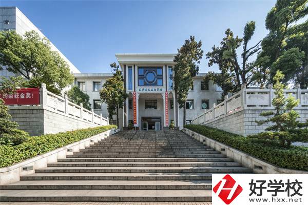 長沙建筑工程學(xué)校是公辦還是民辦？