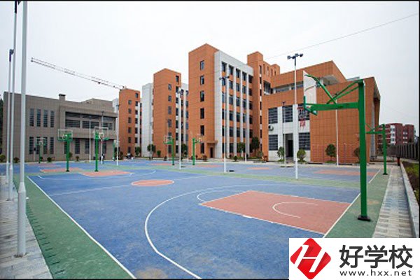 鳳凰縣職業(yè)中專學(xué)校運動場.jpg